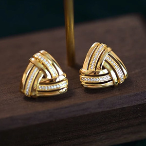 Boucles d'oreilles clous torsadées triangulaires pour femmes, design géométrique texturé, accessoires d'oreille pour le bureau et le quotidien - Product Image 5