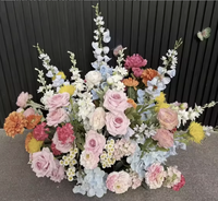 Arrangement floral de mariage tendance 2026 en rayonne rose et bleue pour allée de mariage et décoration d'entrée de mariage
