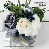 Bouquet de mariée rond élégant avec roses en soie bleu grisâtre et blanc mélangées pour la décoration de table à la maison, les fêtes nuptiales et les banquets