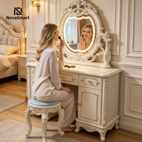 Ensemble coiffeuse classique européen avec miroir éclairé et tabouret rembourré, détails sculptés blancs, en bois, pour chambre à coucher