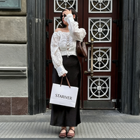 Sac shopping en papier blanc mat avec poignée en ruban satiné marron café, logo personnalisé imprimé, sac cadeau pour boutique de vêtements