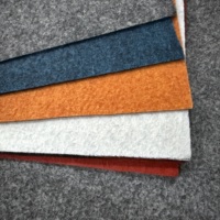 Rouleau de tapis en feutre non tissé uni de couleur unie en polyester pour l'extérieur