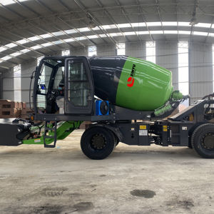 Camion bétonnière autochargeur Xinyu avec système hydraulique importé pour la construction routière - Product Image 1