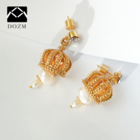 Boucles d'oreilles élégantes de style vintage en forme de couronne plaquées or véritable avec perles d'eau douce naturelles pour cadeau d'anniversaire ou de fête