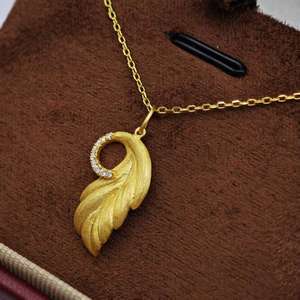 Collar con Colgante Minimalista de Plata de Ley 925 Chapado en Oro con Circonita Blanca de UM Jewelry, Venta al por Mayor para Unisex/Hombres/Mujeres - Product Image 3