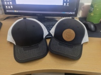 Gorra Trucker Personalizada al por Mayor con Logotipo, Malla Gris, 6 Paneles, Cierre a Presión, Parche de Cuero, Gorra Estructurada para Compras al por Mayor