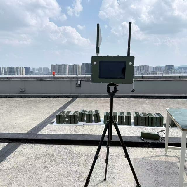 RF Anti-UAV FPV Detection Directional System High Gain Signal Transmission 360 Turntable Cover IP65 Protection 3km Range 500W