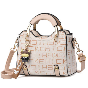 Nouveau <span class=keywords><strong>sac</strong></span> à bandoulière en cuir PU pour femmes - Sacs à main tendance avec bandoulière amovible pour les trajets quotidiens et plusieurs options de portage - Product Image 4