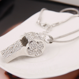 Silbato de Diamante con Diseño de Moda para <span class=keywords><strong>Mujer</strong></span>, Trébol de Cuatro Hojas, Metal de Titanio, Silbato de Autodefensa - Product Image 5
