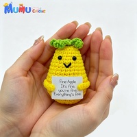 Handgemaakt gehaakt bij-ananas amigurumi knuffeldier met positieve kaart voor bureaudecoratie