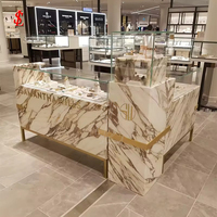 Ensemble de comptoirs de présentation de bijoux, vitrine en verre trempé aspect marbre, cadre en métal doré, tour sur pied verrouillable avec logo 3D personnalisé