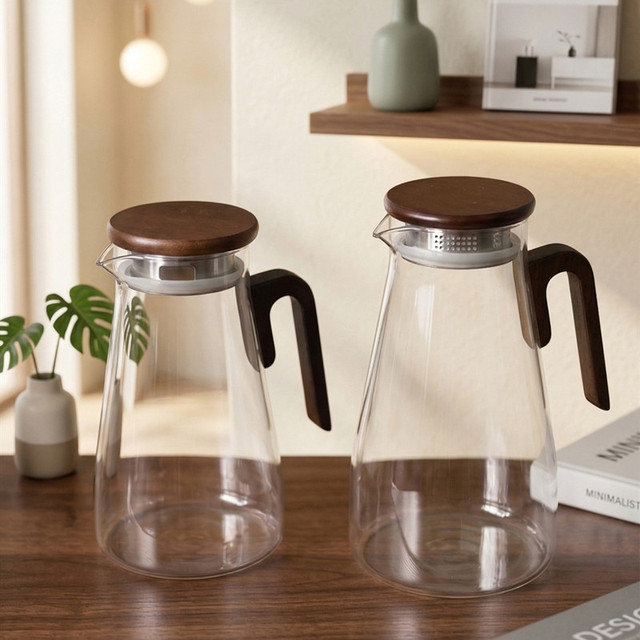 Wholesale Products ECO Friendly Handmade clear Transparent High Borosilicate Glass Water Pitcher with Filter Lid and Wood Handle