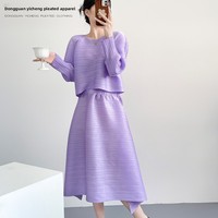 Ensemble plissé Miyake : Haut élégant et chic à volants, coupe ample, manches longues et jupe midi évasée pour l'été