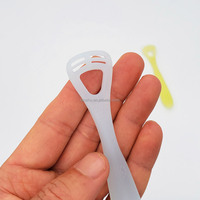 Nettoyant buccal pour bébé en silicone souple double face antidérapant, gratte-langue portable, couleur personnalisée, emballage individuel