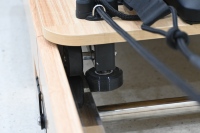 Machine de Pilates pliable en bois de chêne, structure robuste et fonctionnement silencieux, réglable pour la maison et l'usage en studio