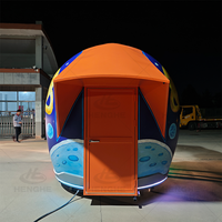 Kiosque extérieur moderne en forme de casque certifié CE - Bar futuriste et stand de vente pour café, boissons et commerce de détail éphémère
