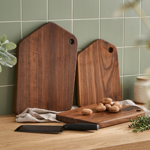 Tabla de cortar de madera rectangular con asa, acabado natural, diseño de hoja tallada, bloque de corte para cocina, utensilios de cocina, decoración para mesa. - Product Image 1