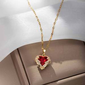 Collier Pendentif Sportif en Cuivre et Cristal Synthétique Ocean Heart, Chaîne de Clavicule en Bambou pour Femme, Luxe Léger et Niche, Rose d'Amour - Product Image 1