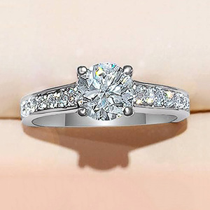 Anello con quattro punte di cristallo da donna, tono argento, elegante, minimalista, accessorio per tutti i giorni e per feste - Product Image 2