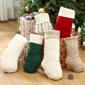 Chaussettes de Noël en tricot doux de style vintage avec pompons, élégantes chaussettes suspendues pour la décoration de la maison et les fêtes - Product Image 3