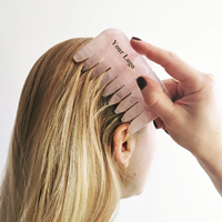 Peigne Gua Sha en Quartz Rose en Gros, Masseur de Cuir Chevelu en Cristal, Peignes Personnalisés en Quartz Rose pour Thérapie SPA Capillaire