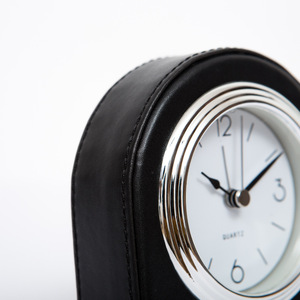 Réveil analogique d'hôtel avec lumière nouvel hôtel <span class=keywords><strong>haut</strong></span> <span class=keywords><strong>de</strong></span> <span class=keywords><strong>gamme</strong></span> horloge <span class=keywords><strong>de</strong></span> table en cuir PU décoration <span class=keywords><strong>de</strong></span> salon - Product Image 5