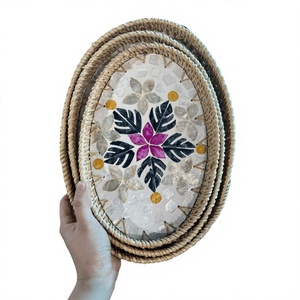 Bandeja de ratán tejida con nácar, hecha a mano, para servir desayuno, café y aperitivos en el hogar y la cocina. - Product Image 1