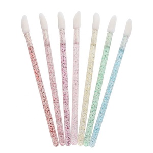 Lot de 50 applicateurs jetables pour gloss à lèvres, 7 couleurs en stock – Outil de beauté à prix de gros - Product Image 1