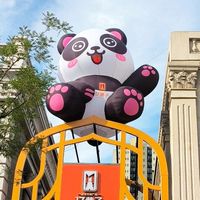Modèle gonflable géant de panda mignon, résistant à l'eau et au soleil, avec ventilateur intégré et pattes roses, idéal pour les événements en plein air