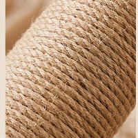 Arbre à chat écologique et durable en gros avec griffoir en jute, panier-niche et jouet en plumes pour chats d'intérieur