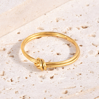G3961 Vente en gros de bagues en acier inoxydable plaqué or 18 carats avec nœud torsadé pour femmes Bagues de bijoux tendance design échantillon