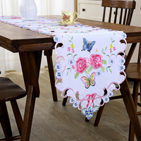 Les nappes rectangulaires brodées avec des motifs de papillons et de fleurs conviennent très bien à la décoration de vacances à domicile
