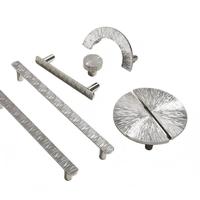 Poignées de luxe modernes de style français en alliage de zinc texturé brossé pour portes de dressing et placards design et commodes