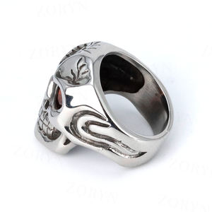 Bague gothique double couche en acier inoxydable 316 pour homme, design croix élégant, textures contrastées, esthétique masculine sombre et raffinée - Product Image 4