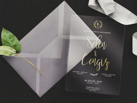 Carte d'invitation de mariage en acrylique transparente de textes de feuille d'or de luxe avec l'enveloppe de vélin vierge