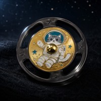 Badge en émail rotatif Chat Astronaute Ludique pour les Fans de l'Espace, Événements Gaming, Cadeaux Nouveauté et Présentoirs de Pins de Collection