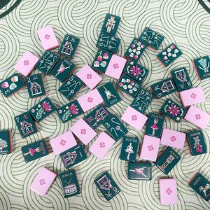 Ensemble de Mahjong Américain de Noël en Acrylique à Trois Couches de Luxe avec Faces Teal pour des Soirées de Jeu Familiales Élégantes - Product Image 6