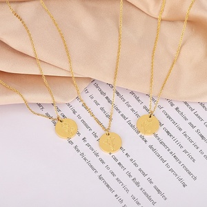 Colgante de acero PVD con forma de moneda redonda y geométrica, gargantilla de 12 meses de <span class=keywords><strong>nacimiento</strong></span>, grabado personalizado, joyería de cumpleaños - Product Image 2
