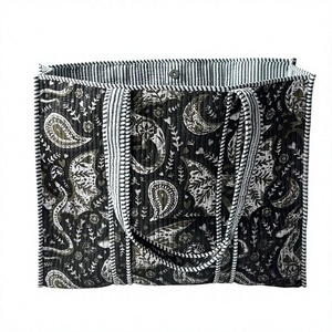 Bolso tote de algodón acolchado con estampado paisley color carbón, asas a rayas, estilo espacioso para llevar al hombro, ideal para compras, viajes, oficina, uso diario y casual. - Product Image 1