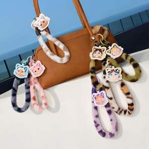 POP MART CRYBABY Wild but Cutie Series - Caja Sorpresa de Accesorios para Teléfono - Product Image 4