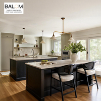 Ensemble d'armoires de cuisine modernes BALOM OEM ODM vert sauge avec îlot double anthracite, hotte en plâtre et crédence sur mesure