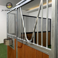 Box de chevaux intérieur en acier galvanisé à chaud avec structure en acier, design de luxe, façades de box en bois de bambou