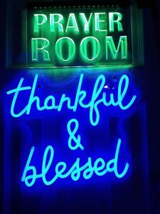 Insegna Luminosa LED 'Let's Dance' con Supporto in PVC - Decorazione per Matrimoni, Feste Danzanti, San Valentino, Compleanni, Garanzia di 1 Anno - Product Image 3