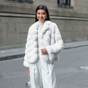 Fábrica al por mayor <span class=keywords><strong>precio</strong></span> de lujo estilo americano longitud media blanco esponjoso piel de zorro chal cuello mujeres <span class=keywords><strong>abrigo</strong></span> de piel de zorro Real - Product Image 5