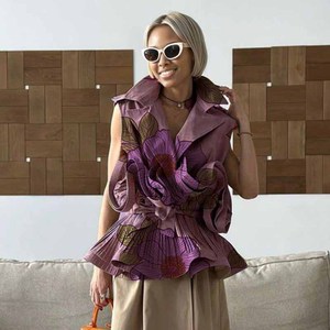 เสื้อเชิ้ตแฟชั่นผู้หญิงคอวี แขนกุด แต่งระบายผ้าต่อกัน ร้อยเชือก ดีไซน์ใหม่สำหรับฤดูใบไม้ผลิและฤดูร้อน - Product Image 2