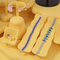 Ensemble d'accessoires de présentation de bijoux personnalisés, de haute qualité et durables, en velours, pour bagues, bracelets, colliers, solution visuelle OEM pour magasins