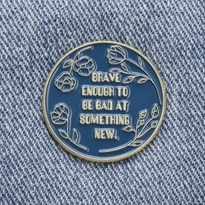 Pin de Esmalte con la Frase: Atrevido Suficientemente para Ser <span class=keywords><strong>Malo</strong></span> en Algo Nuevo - Product Image 1