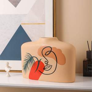 Jarrón de cerámica de abstracción de cara dibujada a mano MSH, maceta verde con diseño de porcelana Gardenias - Product Image 1