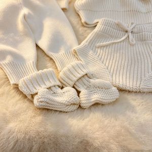 Set in Maglia di Cotone Organico per Neonati OEM, 5 Pezzi: Maglione, Cappello, Pantaloni, Culotte, Scarpine, Completo Crema Certificato CPC - Product Image 4