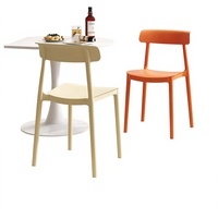 Chaise de salle à manger en plastique de style nordique, dossier épaissi, confortable pour une assise prolongée, non pliable, usage commercial, restaurants